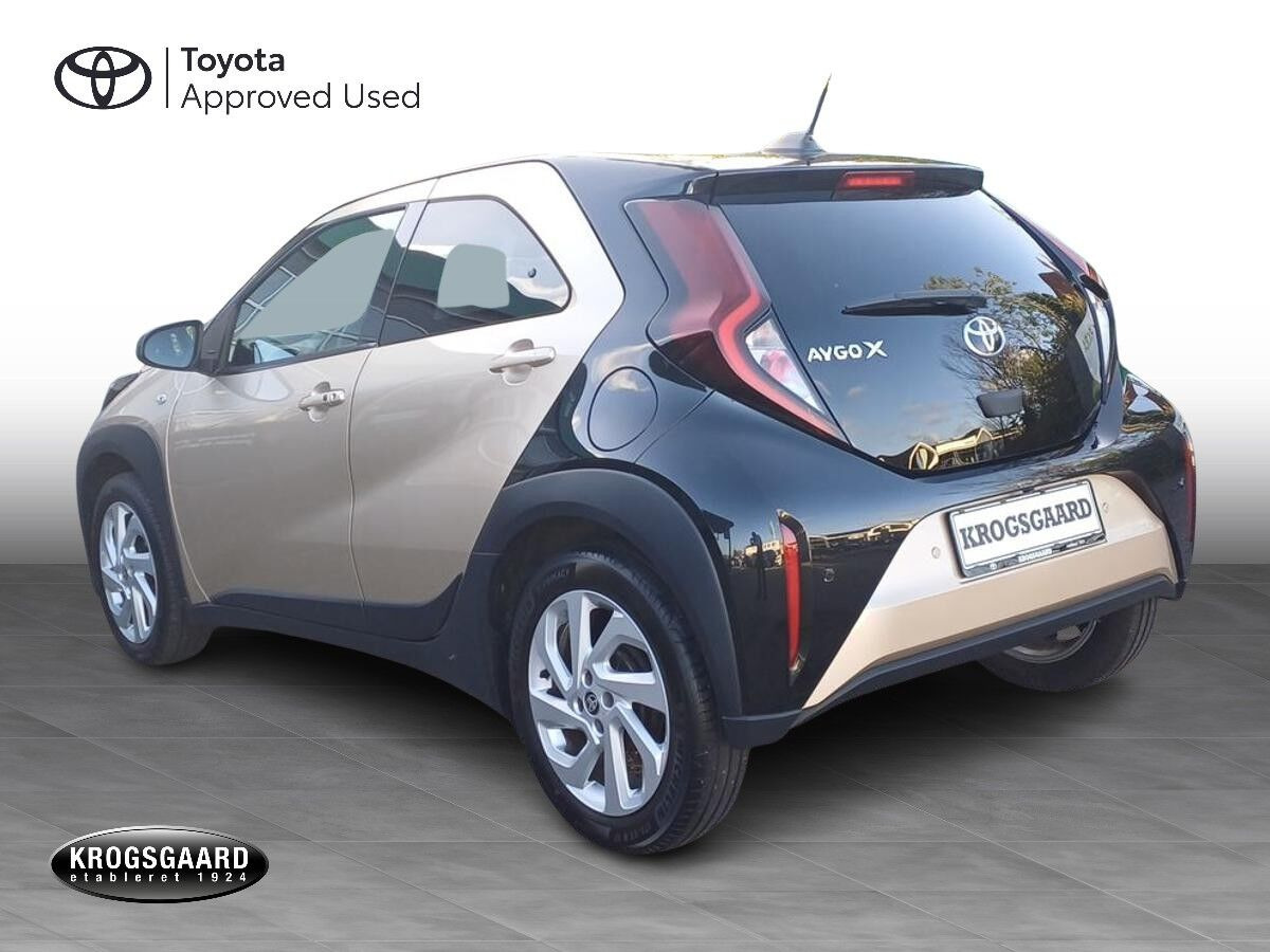 Orange Toyota Aygo X fra 2022