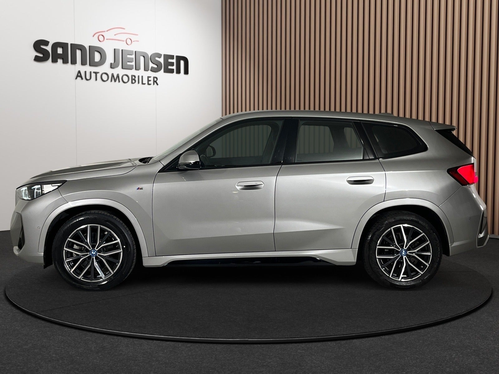 Grå BMW iX1 fra 2023