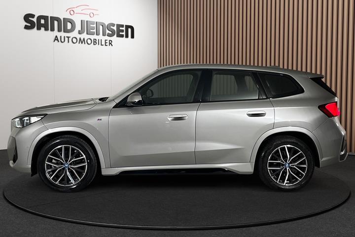 Grå BMW iX1 fra 2023