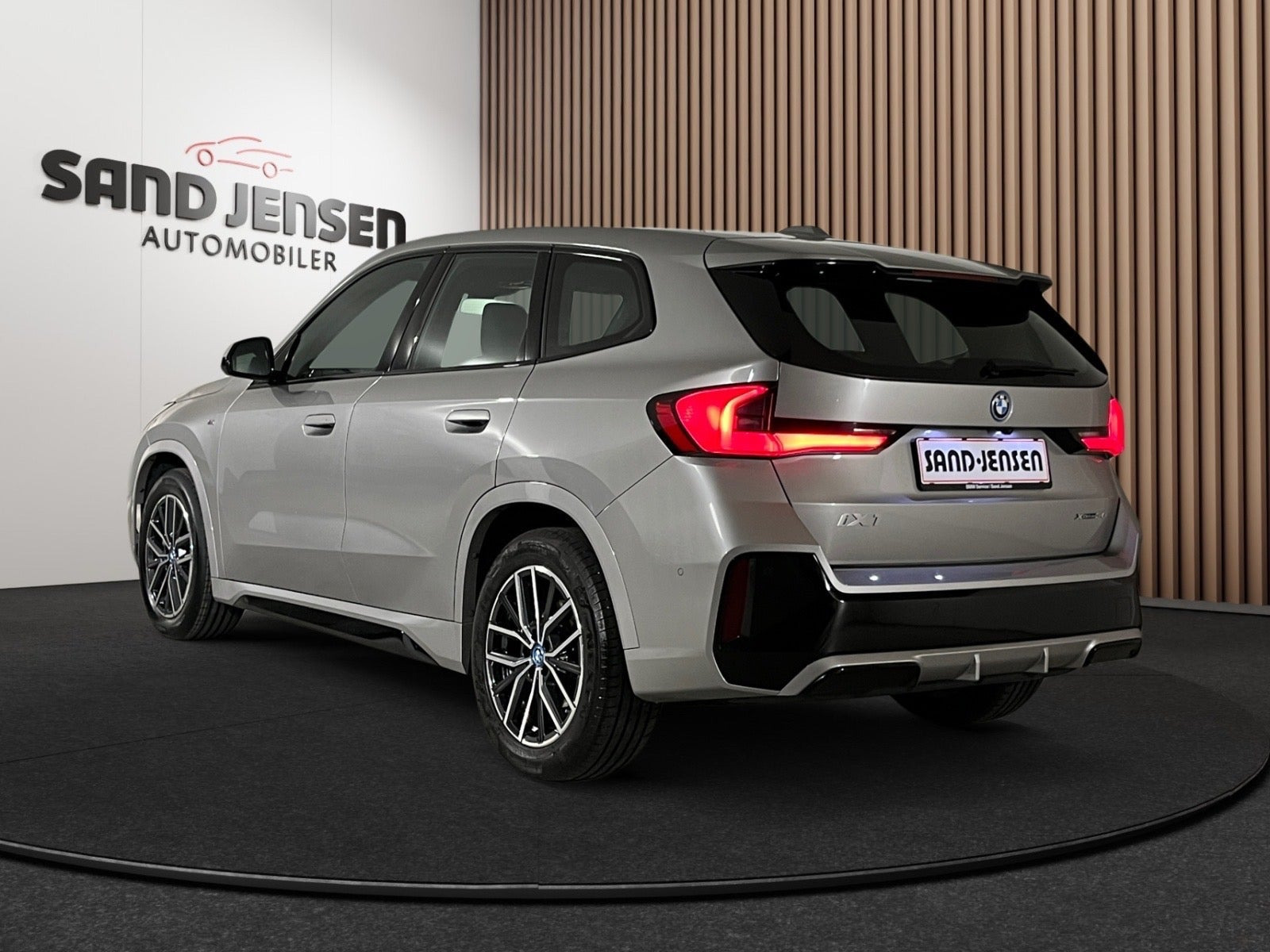 Grå BMW iX1 fra 2023