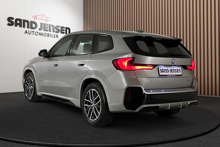 Grå BMW iX1 fra 2023