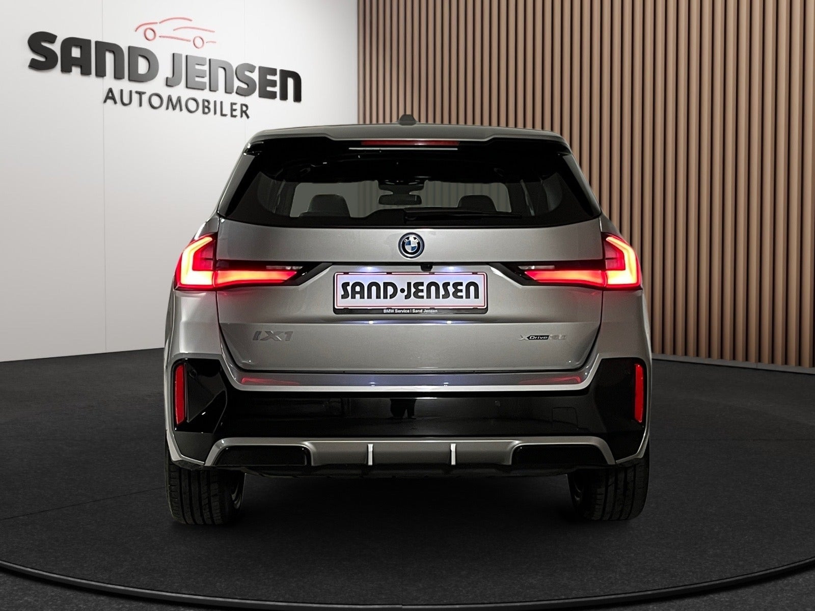 Grå BMW iX1 fra 2023