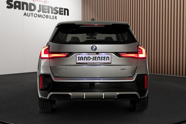 Grå BMW iX1 fra 2023