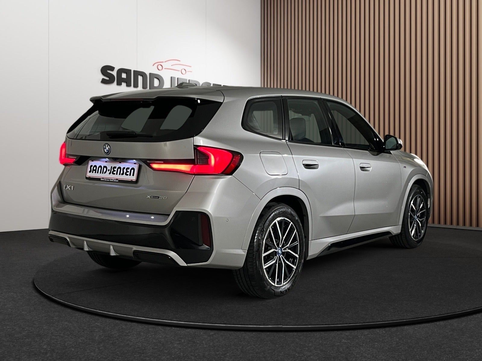 Grå BMW iX1 fra 2023
