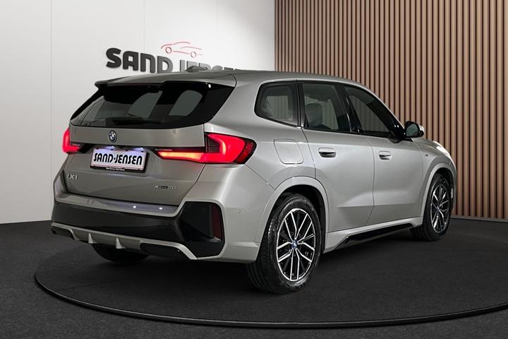 Grå BMW iX1 fra 2023