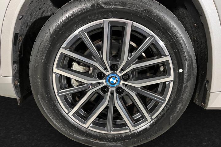 Grå BMW iX1 fra 2023