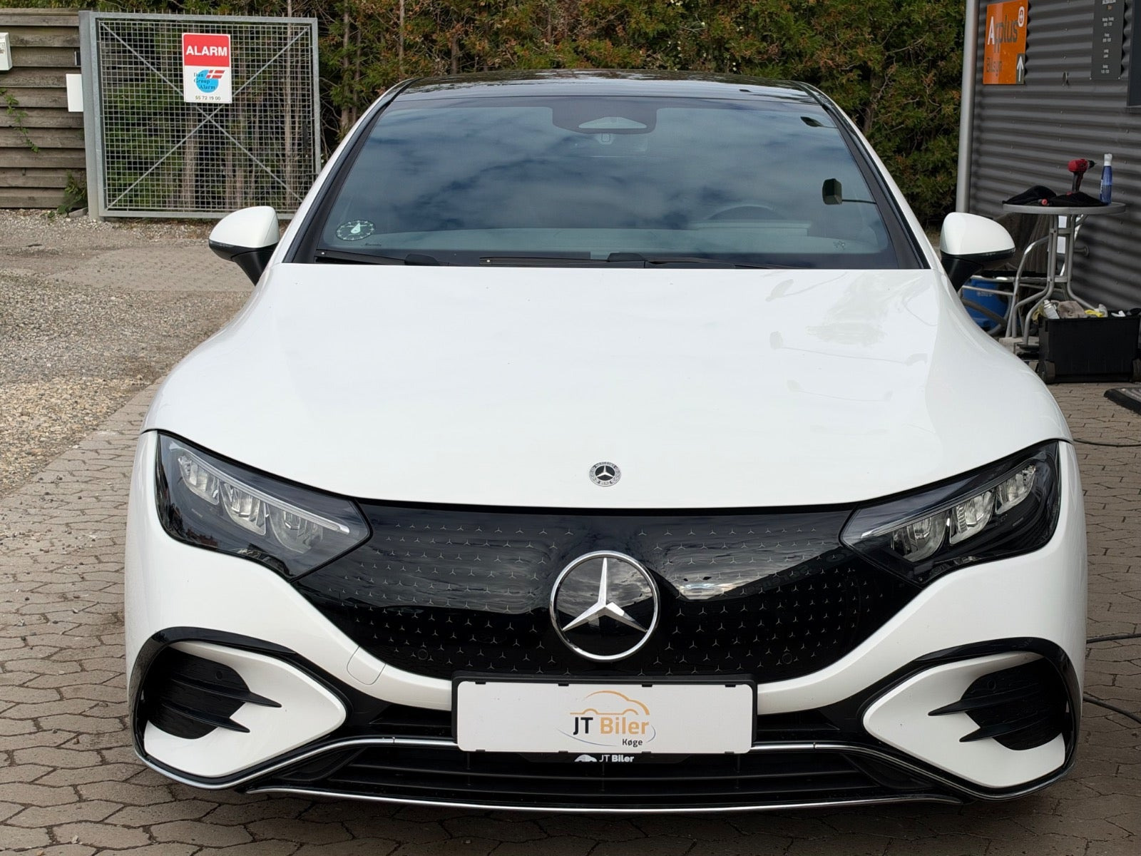 Hvid Mercedes EQE350+ fra 2024