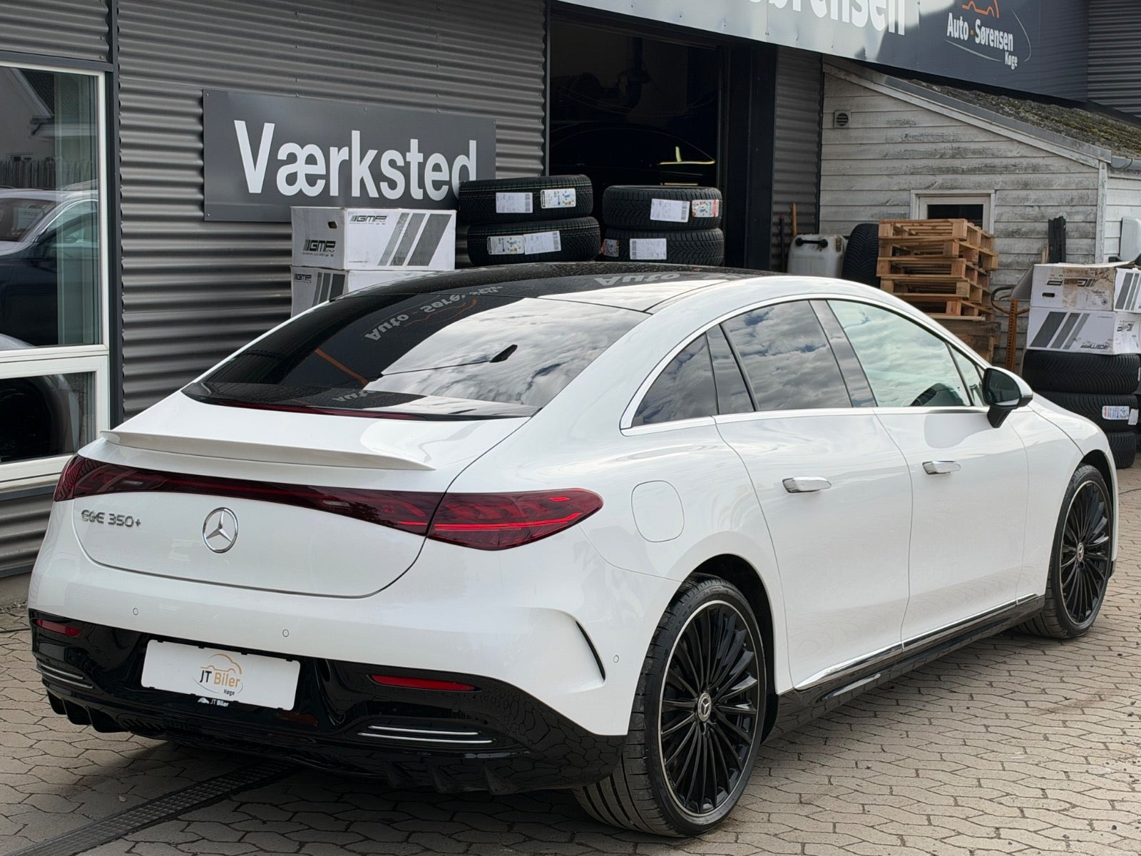 Hvid Mercedes EQE350+ fra 2024