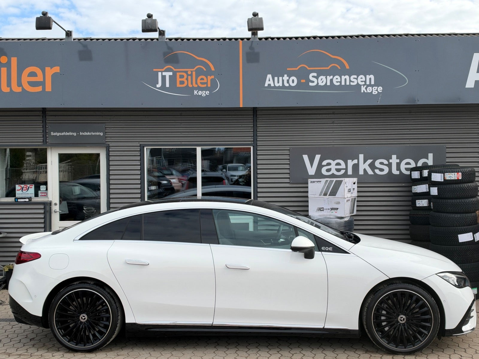Hvid Mercedes EQE350+ fra 2024