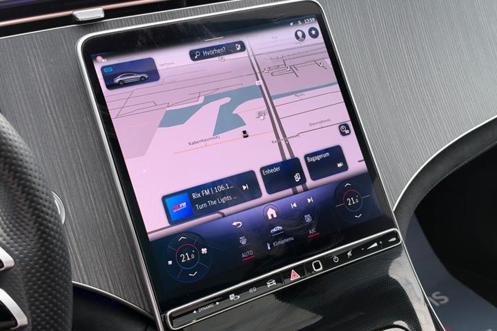Hvid Mercedes EQE350+ fra 2024