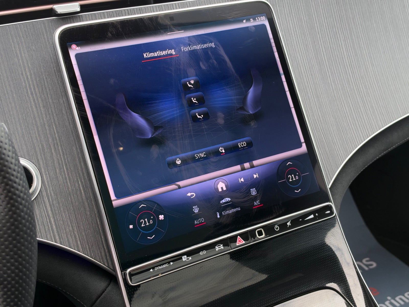 Hvid Mercedes EQE350+ fra 2024