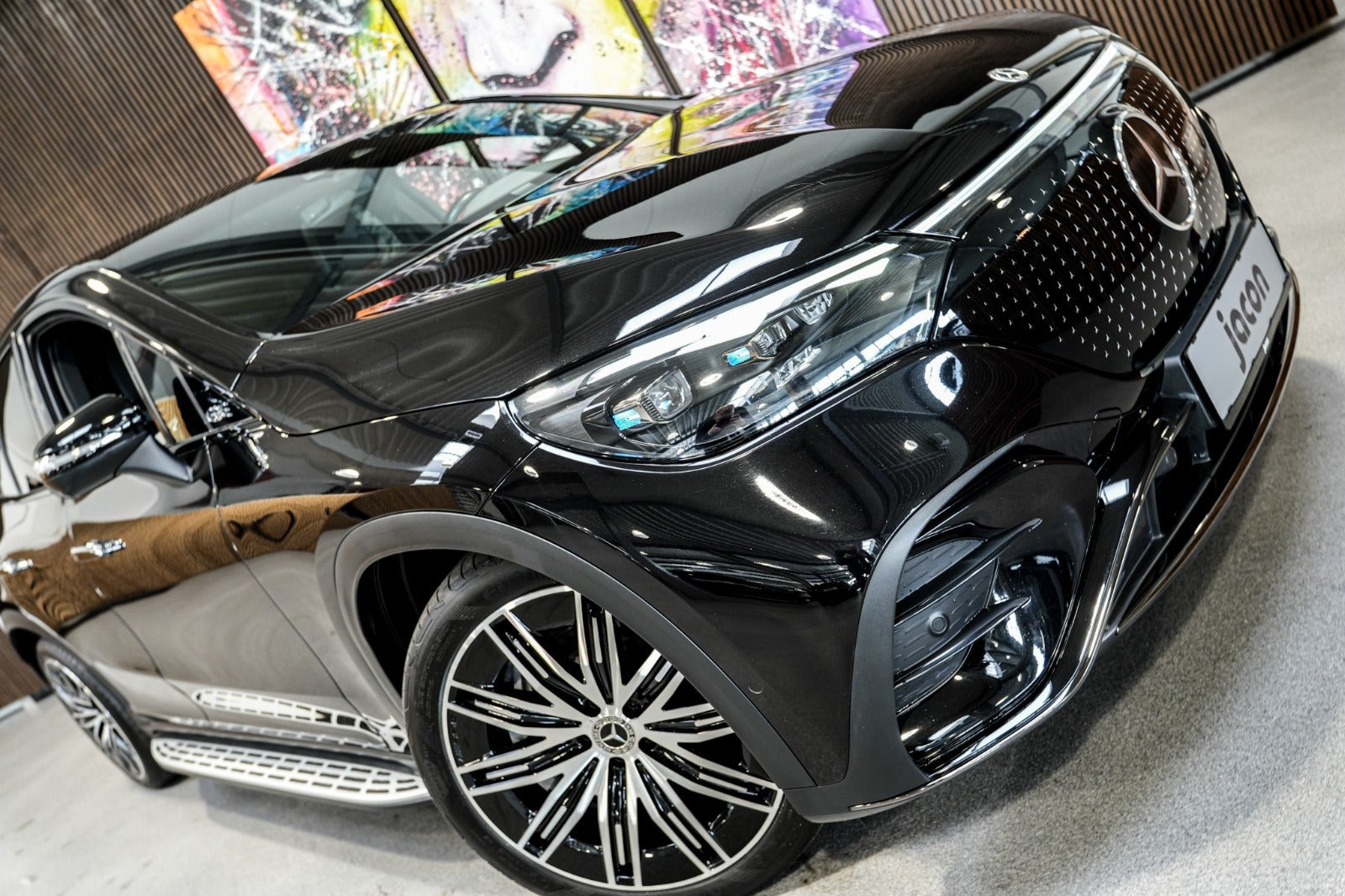 Sort Mercedes EQE350 SUV fra 2023