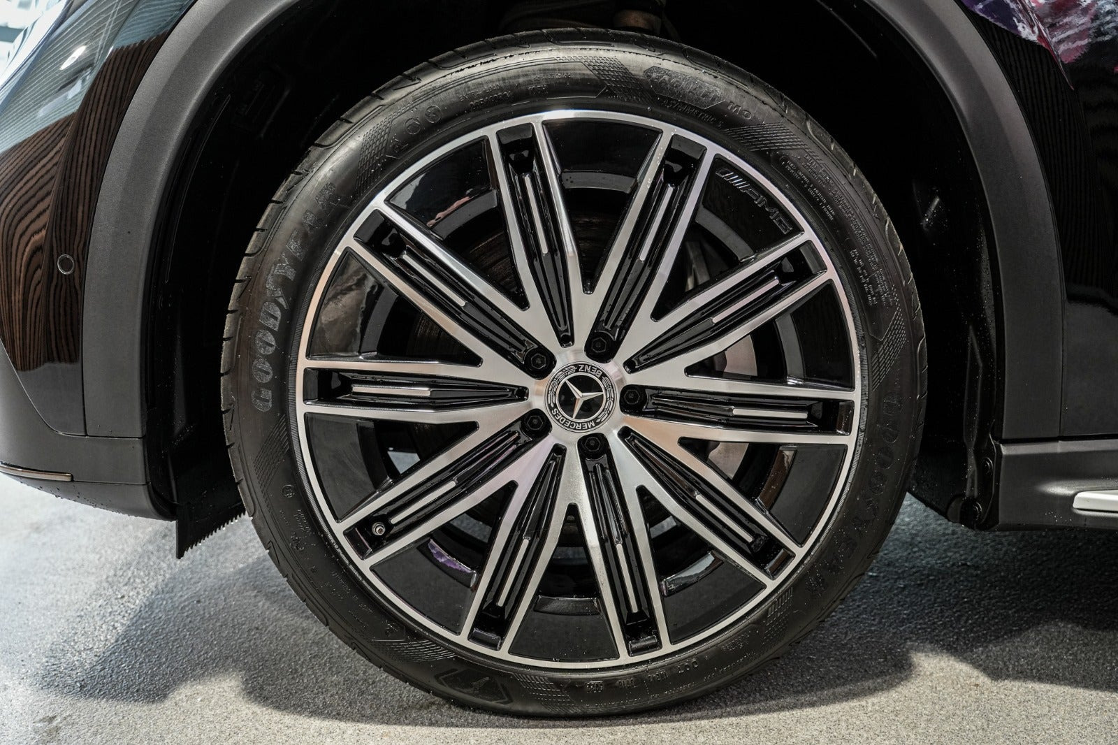Sort Mercedes EQE350 SUV fra 2023