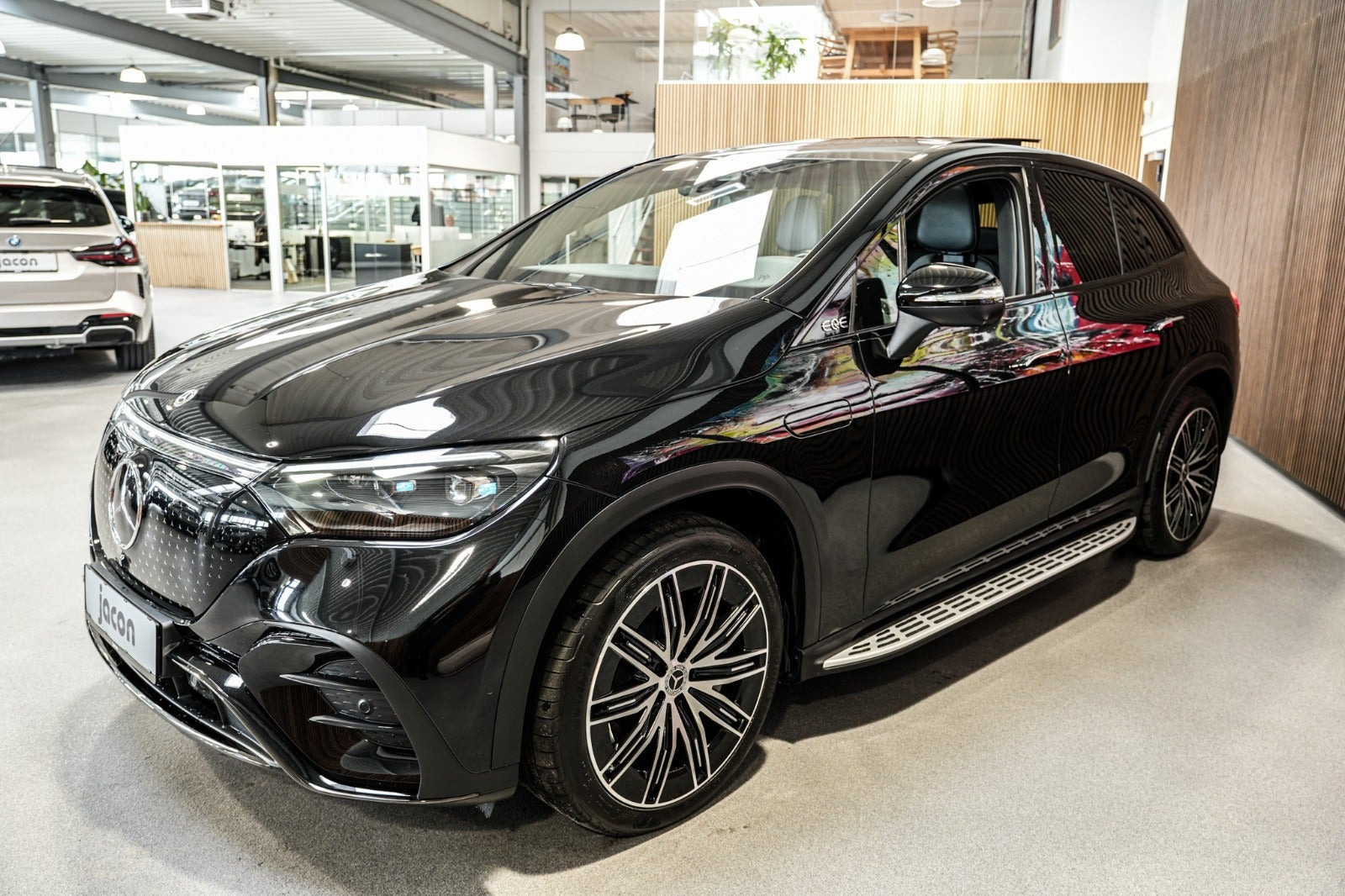 Sort Mercedes EQE350 SUV fra 2023