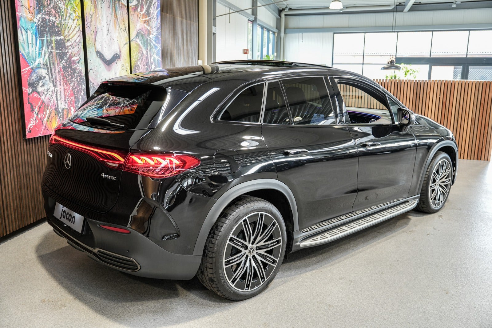 Sort Mercedes EQE350 SUV fra 2023