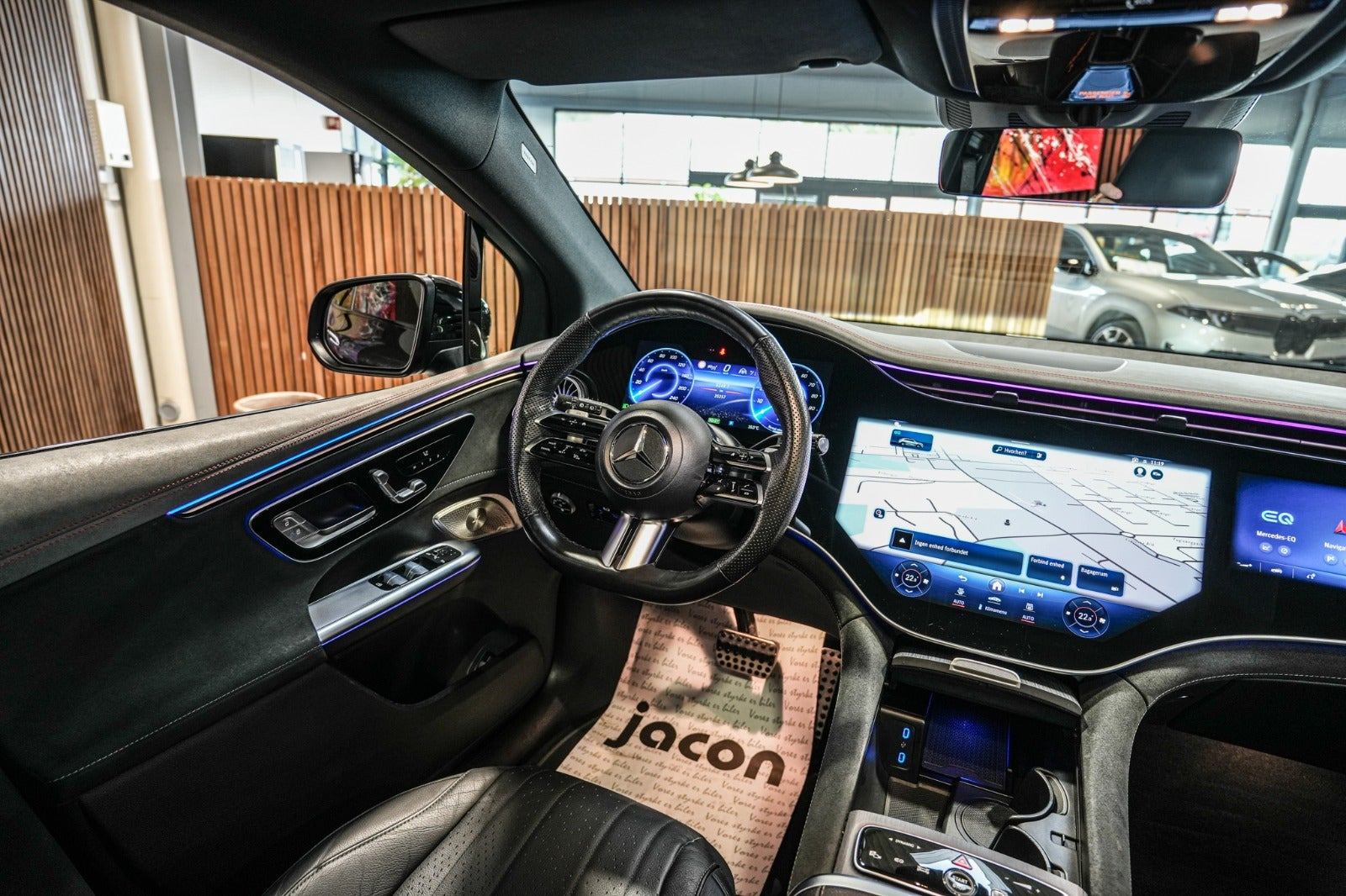 Sort Mercedes EQE350 SUV fra 2023