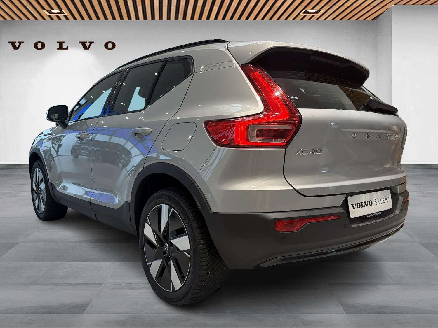 Sølv Volvo XC40 fra 2024