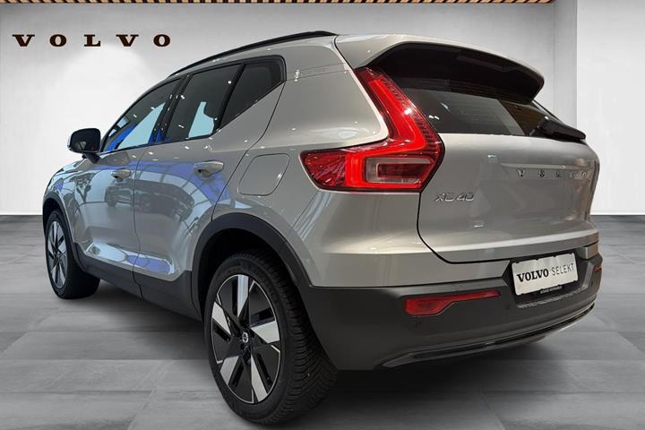 Sølv Volvo XC40 fra 2024