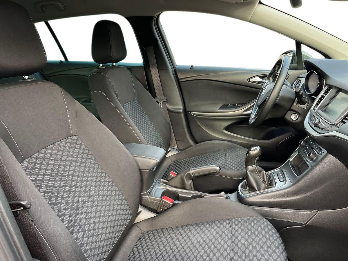 Grå Opel Astra fra 2019