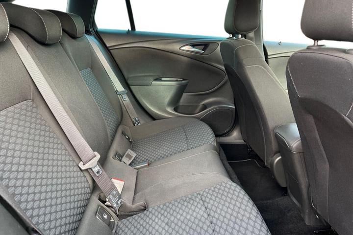 Grå Opel Astra fra 2019