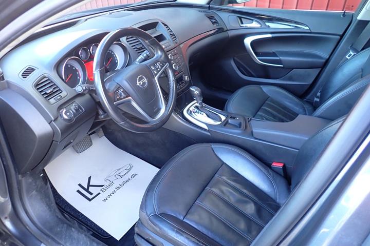 Grå Opel Insignia fra 2011