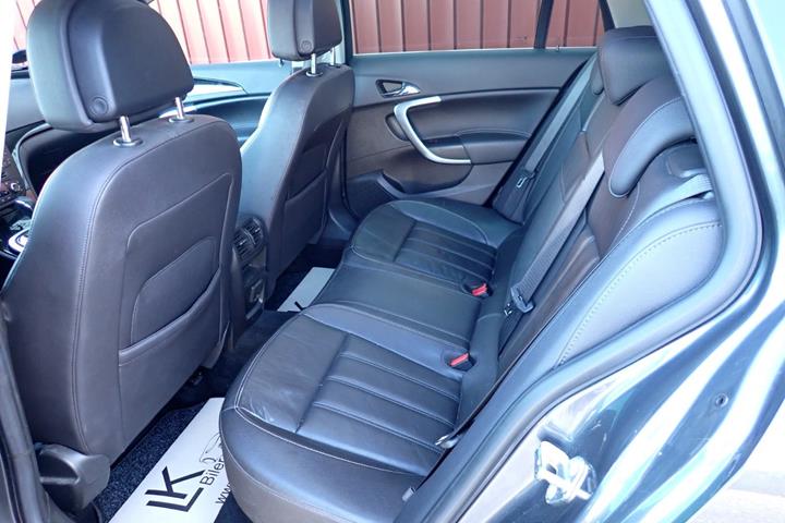 Grå Opel Insignia fra 2011