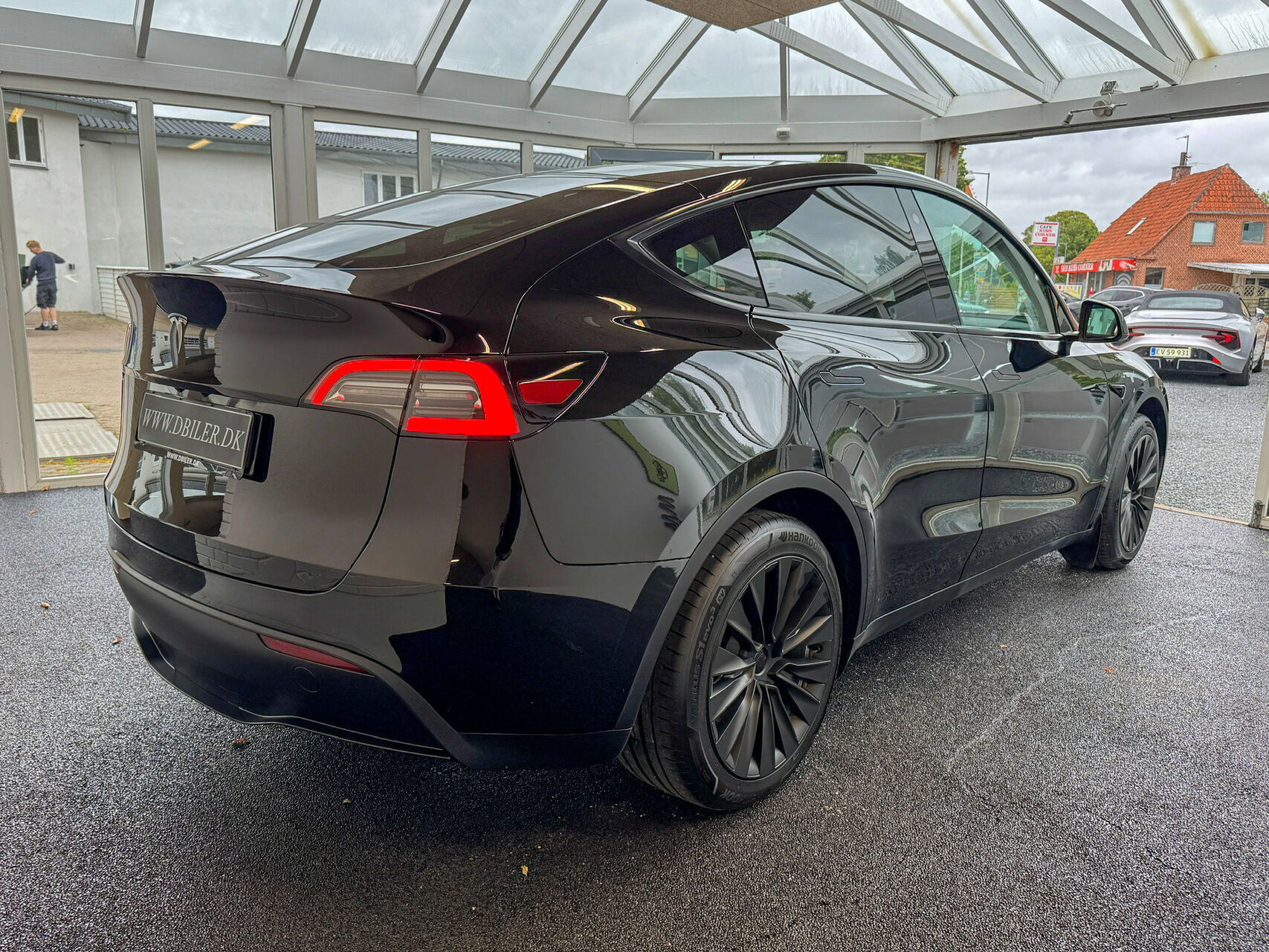 Sort Tesla Model Y fra 2023
