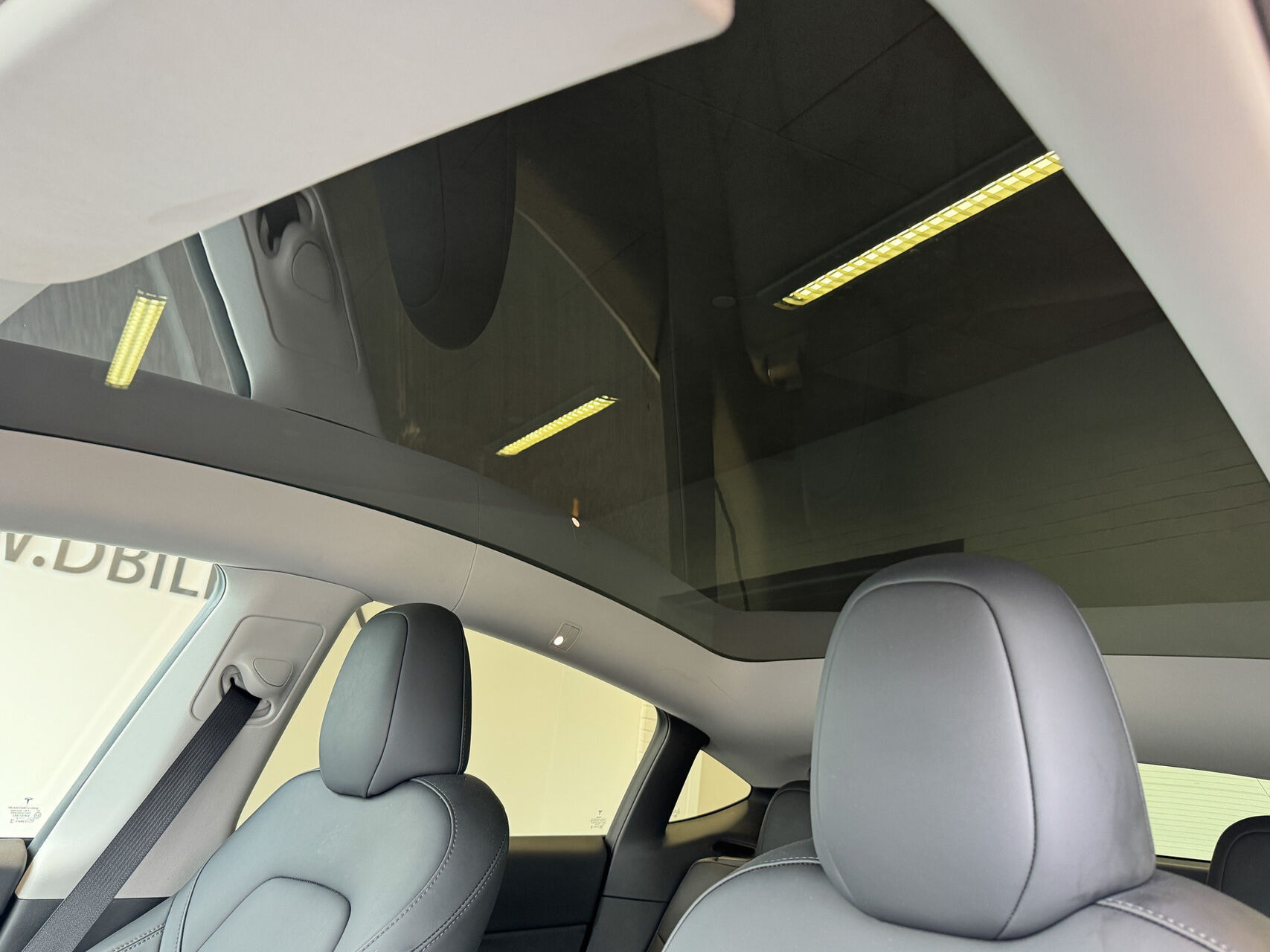 Sort Tesla Model Y fra 2023