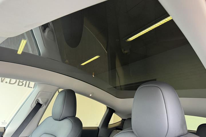 Sort Tesla Model Y fra 2023