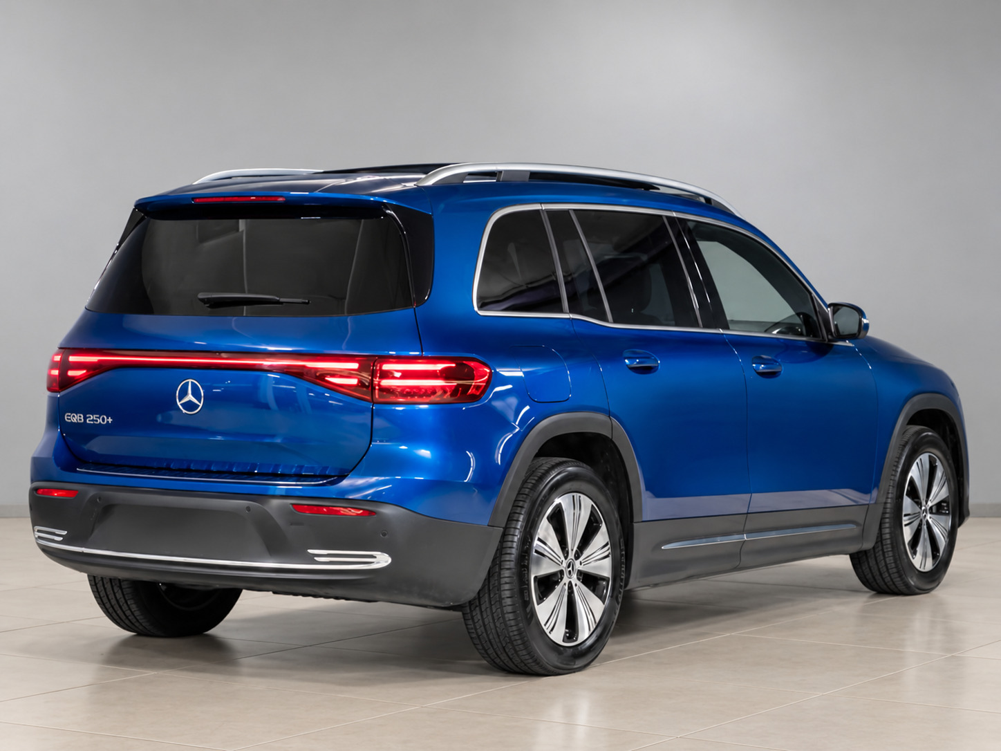 Blå Mercedes EQB250+ fra 2025