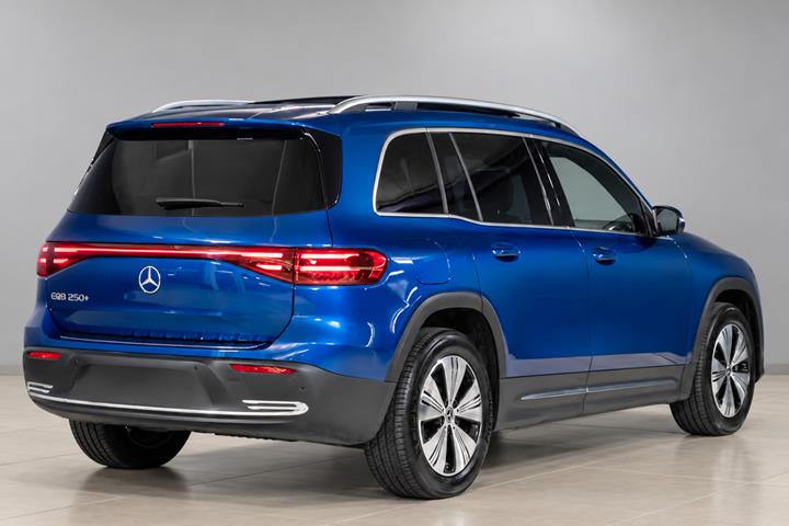 Blå Mercedes EQB250+ fra 2025