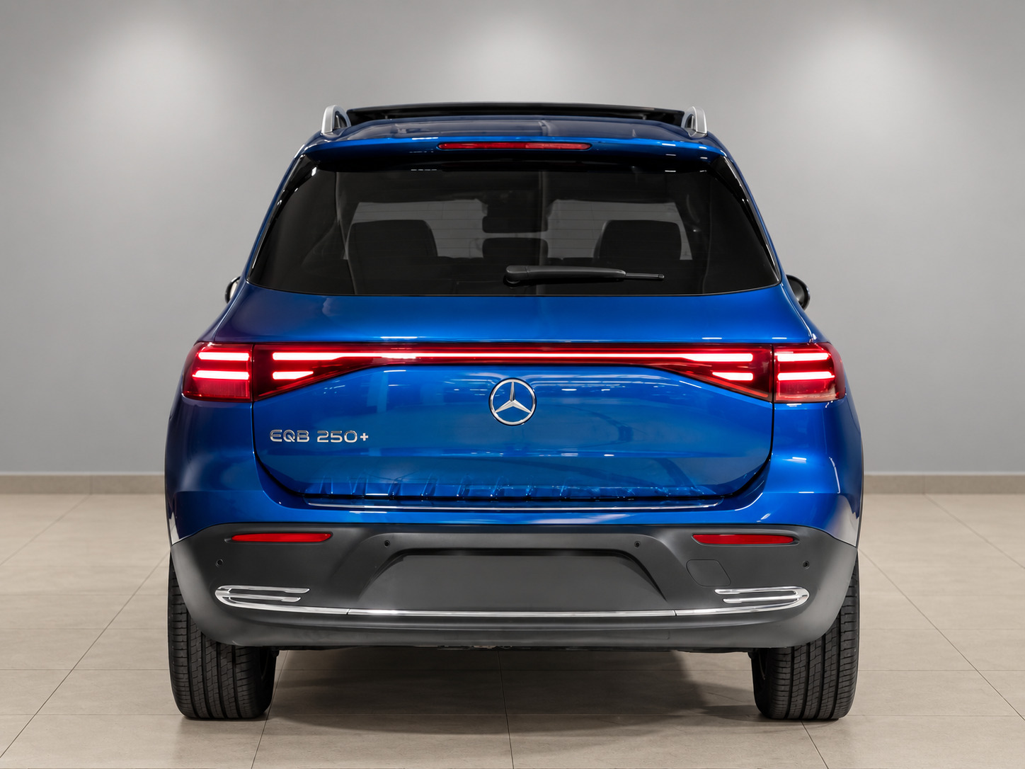 Blå Mercedes EQB250+ fra 2025