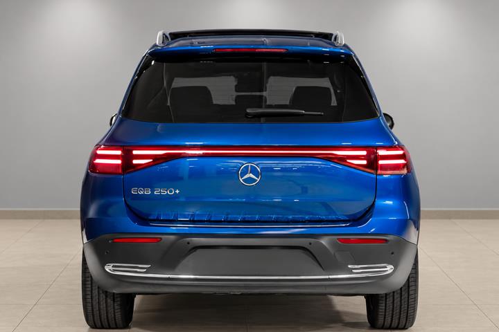 Blå Mercedes EQB250+ fra 2025