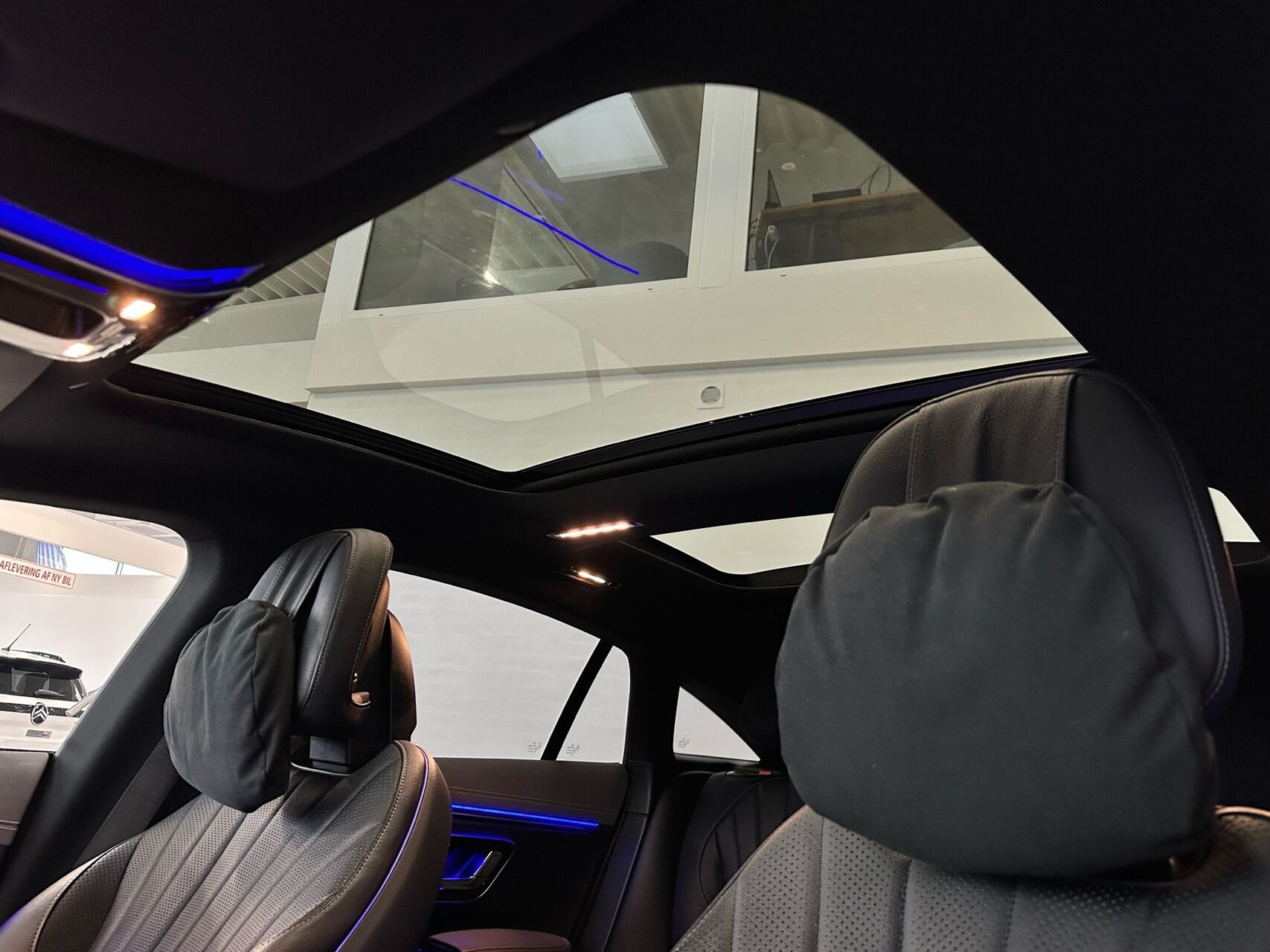 Blå Mercedes EQS 450+ fra 2021
