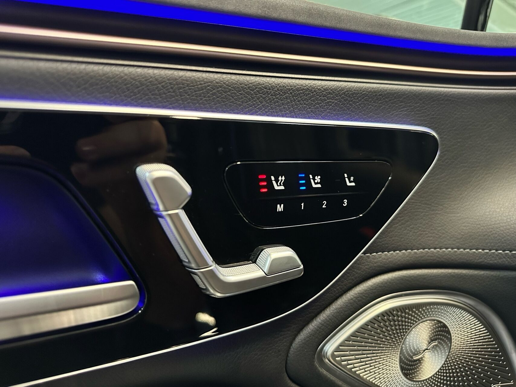 Blå Mercedes EQS 450+ fra 2021