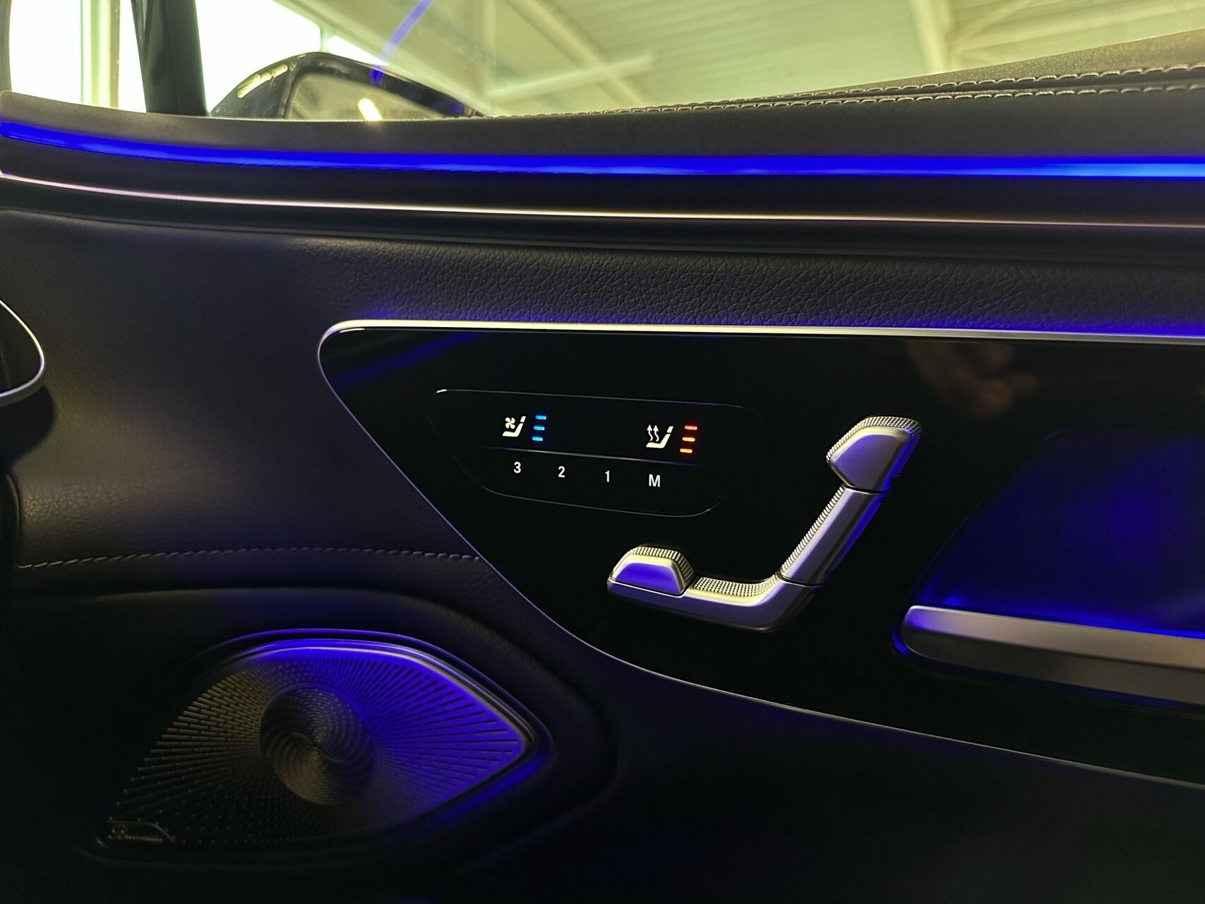 Blå Mercedes EQS 450+ fra 2021