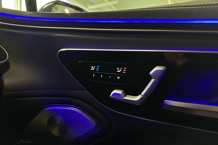 Blå Mercedes EQS 450+ fra 2021