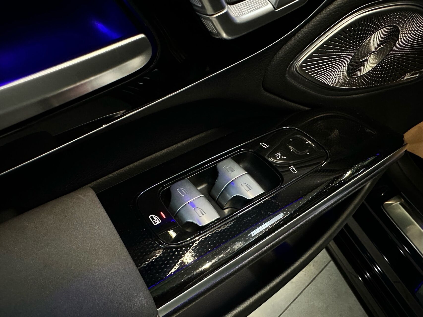 Blå Mercedes EQS 450+ fra 2021