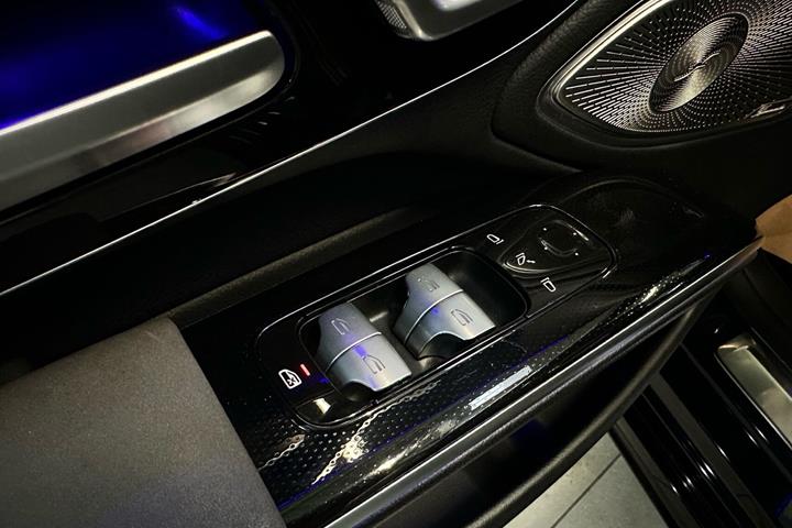 Blå Mercedes EQS 450+ fra 2021