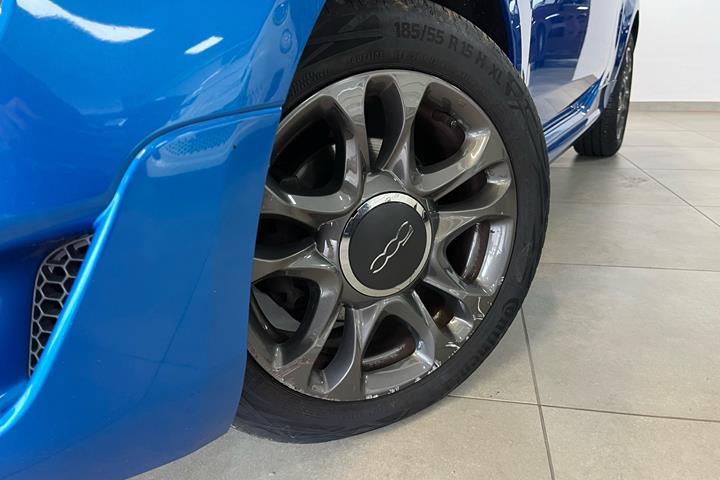 Blå Fiat 500C fra 2021