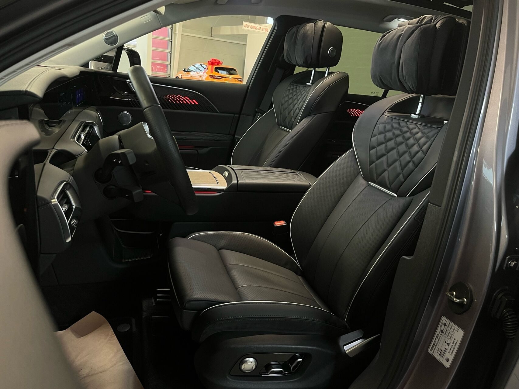 Grå Hongqi E-HS9 fra 2024