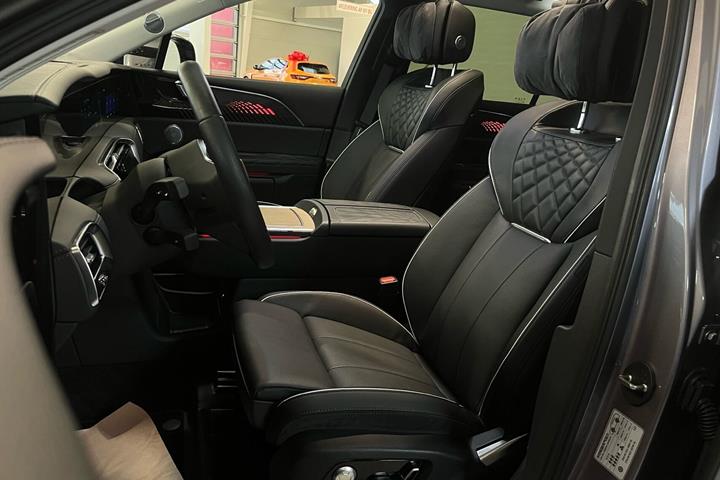 Grå Hongqi E-HS9 fra 2024