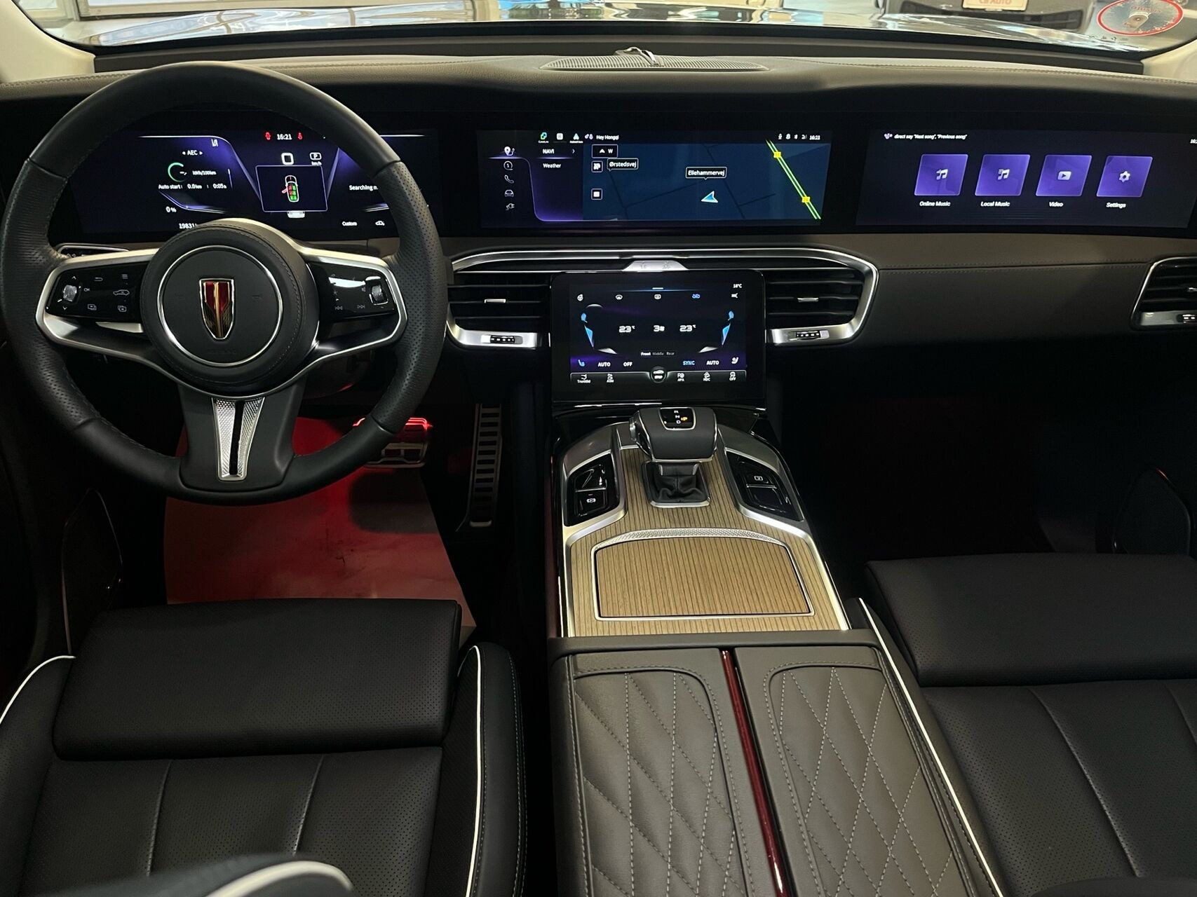 Grå Hongqi E-HS9 fra 2024