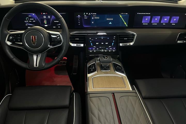 Grå Hongqi E-HS9 fra 2024
