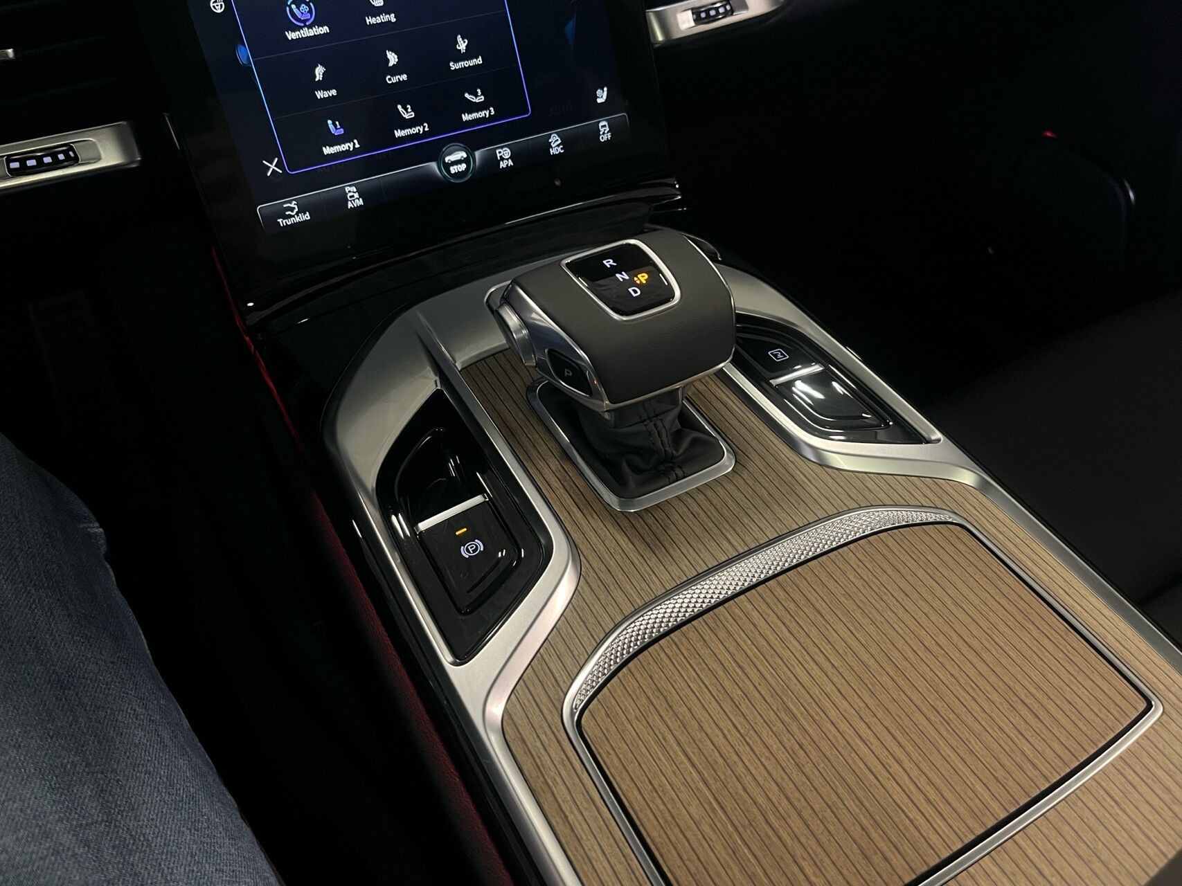 Grå Hongqi E-HS9 fra 2024