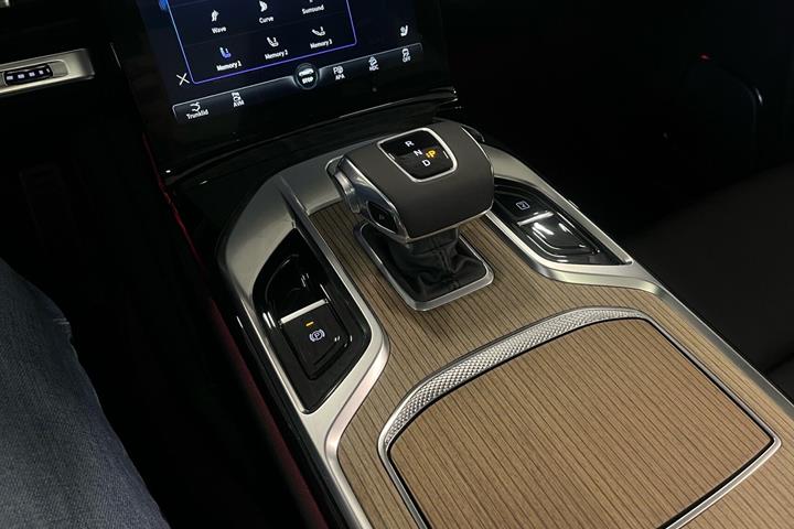 Grå Hongqi E-HS9 fra 2024