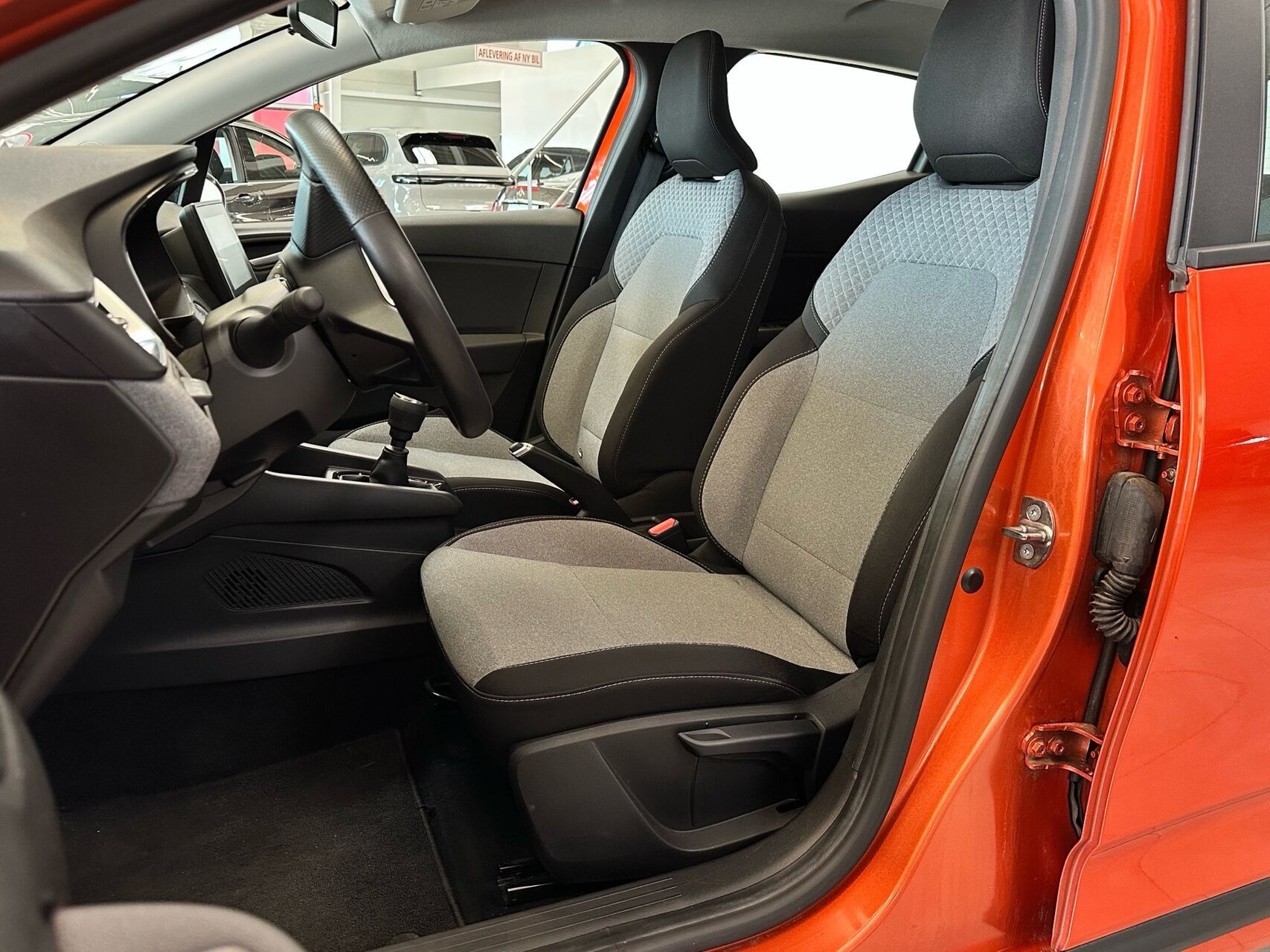 Orange Renault Clio fra 2024