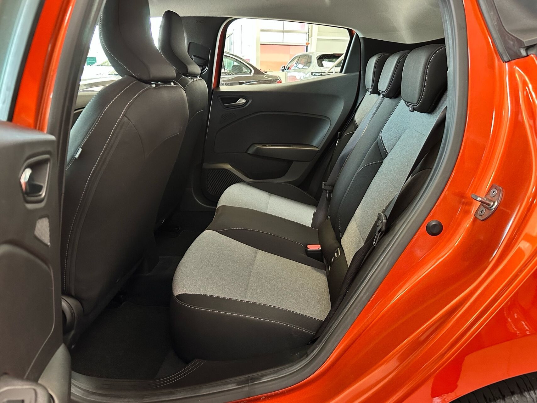 Orange Renault Clio fra 2024