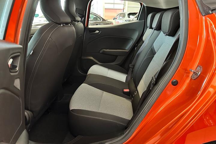 Orange Renault Clio fra 2024