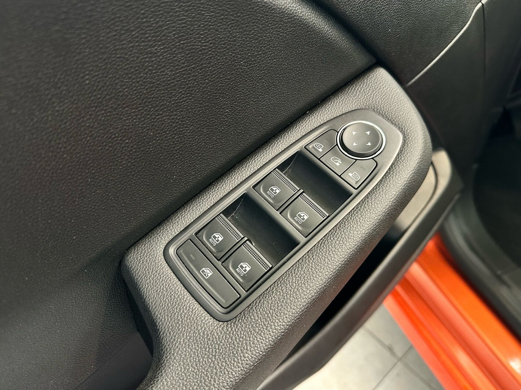 Orange Renault Clio fra 2024
